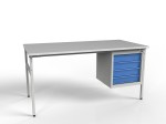 Montagetisch mit SMK2-Schrank mit vier Schubladen.
