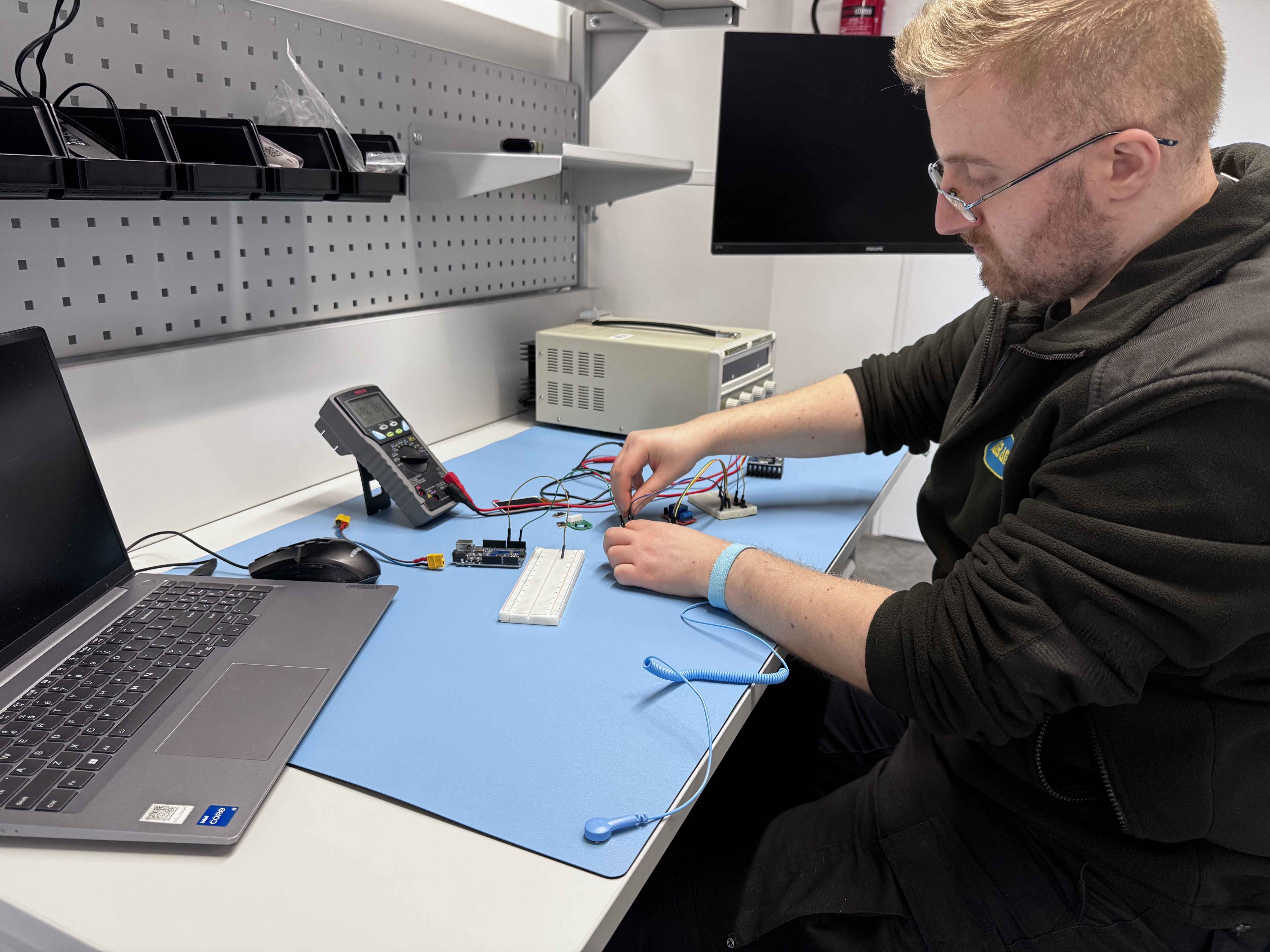 ESD-Matte mit angeschlossenem Druckknopf des Erdungsarmbands