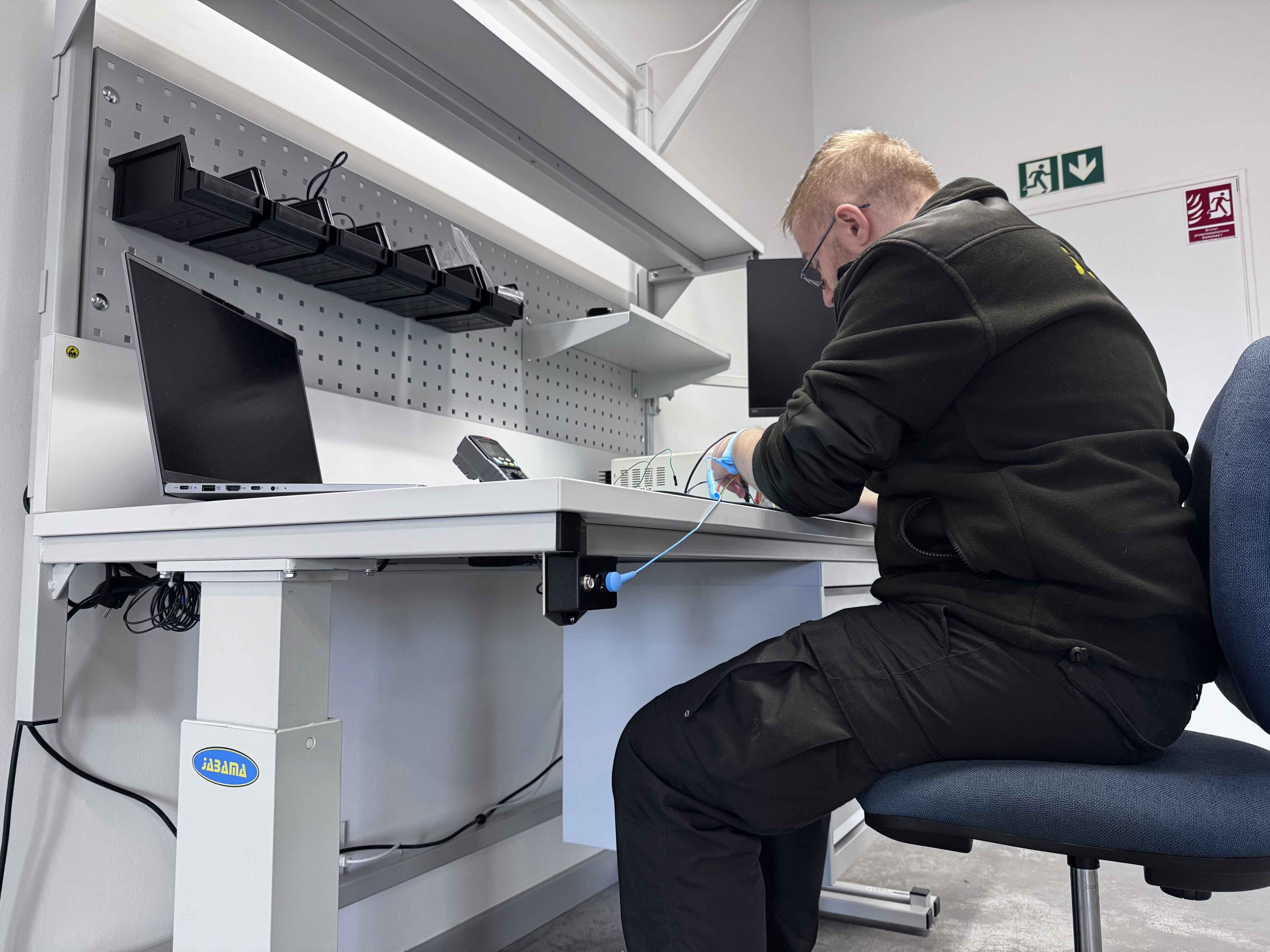 Mitarbeiter über Erdungsarmband mit dem ESD-Erdungssystem verbunden