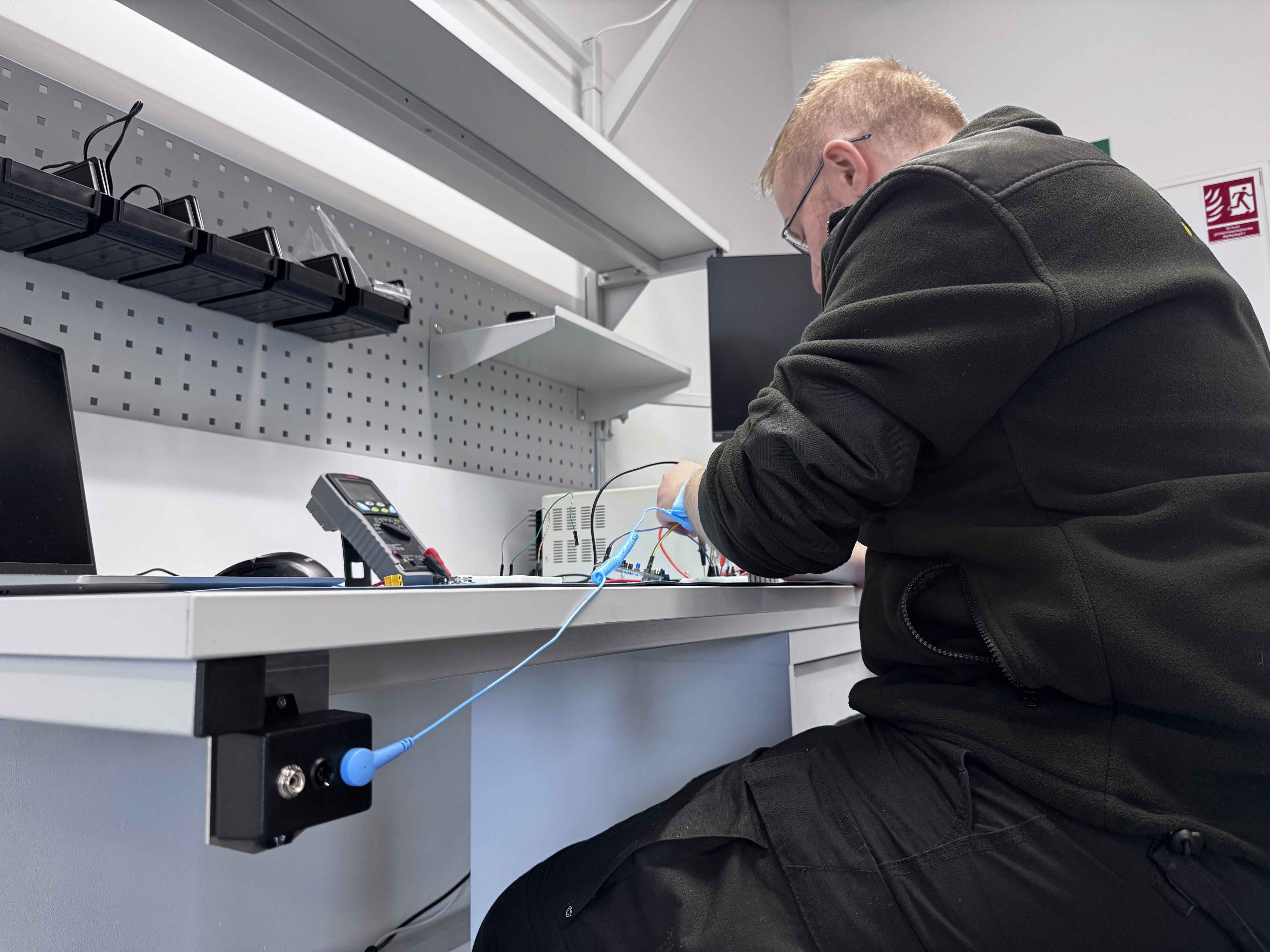 Arbeiten mit dem ESD-Handgelenkband